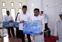 Safari Ramadhan, Bupati Tanah Bumbu Andi Rudi Latif Salurkan Bantuan Sosial
