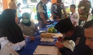 Sopir Bus Mudik Gratis SMART di Terminal Mabuun Jalani Tes Urine