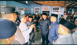 Respons Cepat, Ketua DPRD dan Bupati Tanah Bumbu Temui Penumpang KM Awu-Awu yang Tertahan di Pelabuhan Batulicin