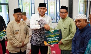 Safari Ramadan Hampir Rampung, Bupati Rahmat Serahkan Hibah Rp240 Juta untuk Bati-Bati