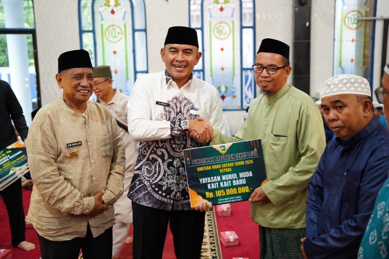 Safari Ramadan Hampir Rampung, Bupati Rahmat Serahkan Hibah Rp240 Juta untuk Bati-Bati