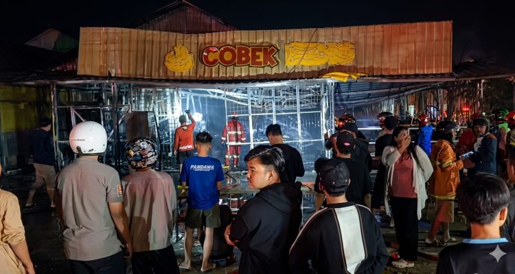 Kebakaran Hebat di Banjarbaru! Warung Cobek Ireng Ludes Dilalap Api Tengah Malam