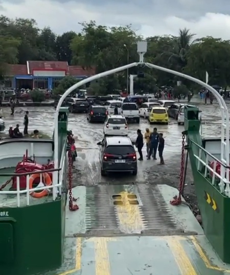 Hari Kedua Lebaran, Pelabuhan Fery Stagen Kotabaru Dipadati Antrean Kendaraan Pemudik