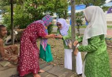 Ramadan Penuh Berkah, Fatayat NU HST Bagikan 25 Paket Sembako dan 120 Takjil untuk Warga
