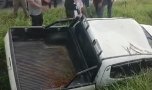 Diduga Laka Tunggal di Lingkar Selatan, Warga Buka Pintu Mobil Pikap Pakai Kunci Cadangan untuk Evakuasi Korban