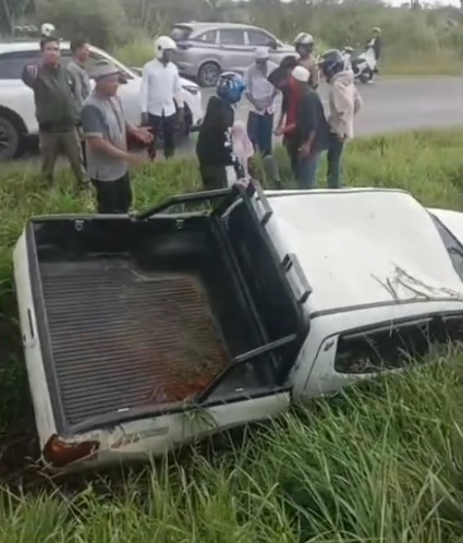 Diduga Laka Tunggal di Lingkar Selatan, Warga Buka Pintu Mobil Pikap Pakai Kunci Cadangan untuk Evakuasi Korban