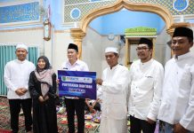 Tarawih Bersama di Karang Bintang, Bupati Tanah Bumbu Bagikan Bantuan Masjid dan Santunan