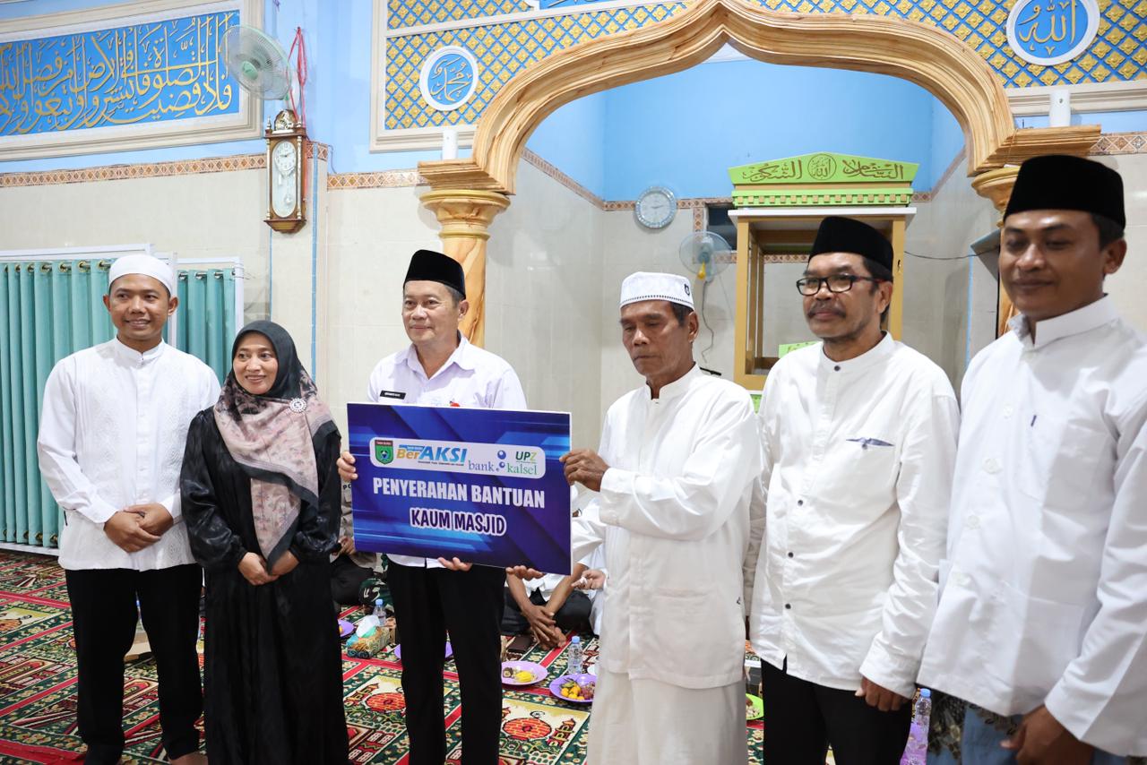 Tarawih Bersama di Karang Bintang, Bupati Tanah Bumbu Bagikan Bantuan Masjid dan Santunan