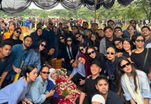 Makna Warna Biru yang Dikenakan Sahabat Vidi Aldiano Saat Pemakaman