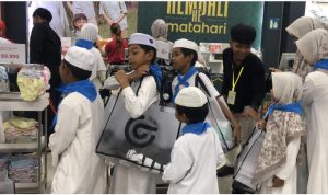 Belanja Baju Lebaran di QMall, Anak-anak Yatim Tersenyum Bahagia
