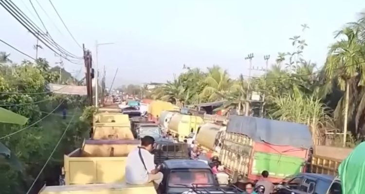BBM Langka di Sambas Kalbar, Ratusan Kendaraan Mengantri di SPBU