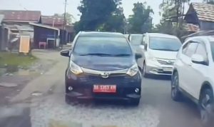 Viral Mobil Dinas di Tapin Diadang Saat Berlawanan Arah
