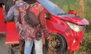 Mobil Oleng Tabrak Pohon di Jalan Bypass Rantau