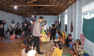 Aksi Humanis Wakapolres Tanah Bumbu, Bagi Takjil ke Penumpang Kapal Awu-Awu di Bulan Ramadan