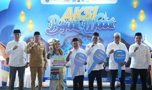 Bupati Tanah Bumbu Berikan Penghargaan Adipura Lokal kepada Desa Terbaik dan Bantuan UMKM Ramah Lingkungan