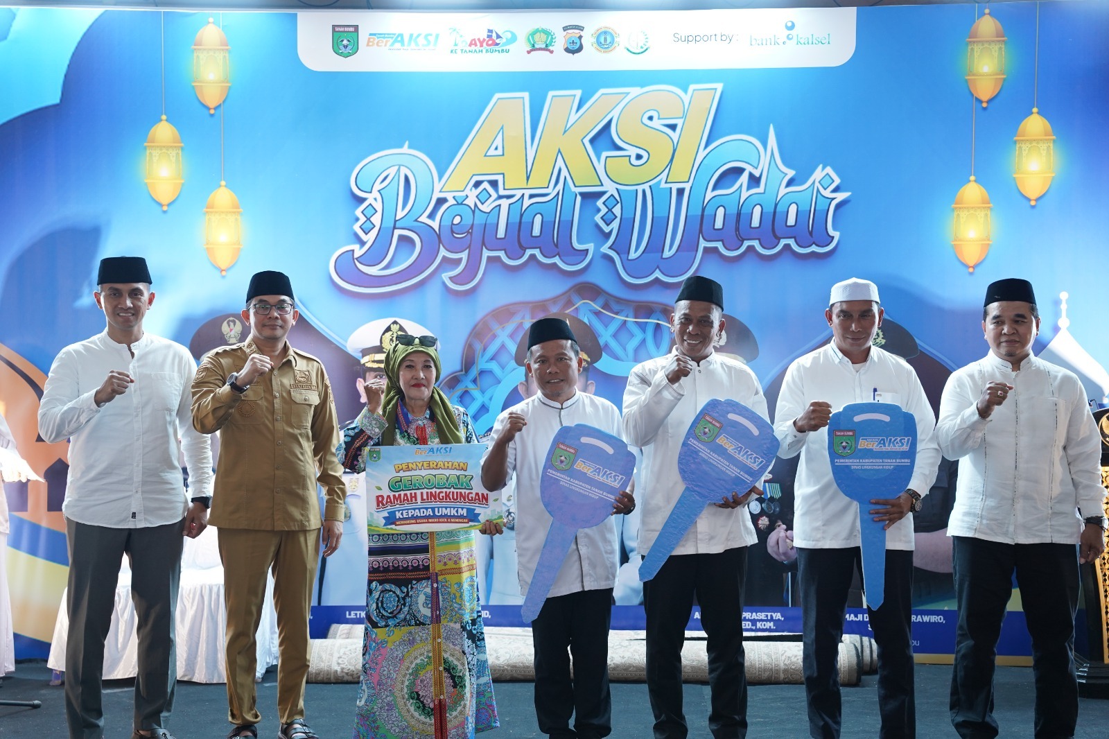 Bupati Tanah Bumbu Berikan Penghargaan Adipura Lokal kepada Desa Terbaik dan Bantuan UMKM Ramah Lingkungan