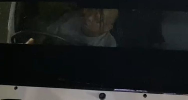 Seorang Sopir Taksi L300 Laka Tunggal di Banjarmasin, Terjepit di Dalam Mobil