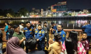 Dua Orang Sedang Berkelahi Jatuh ke Sungai Martapura, Tim Polairud Polresta Banjarmasin Lakukan Pencarian