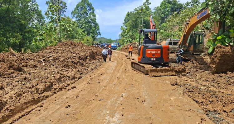 Timbunan Tanah Longsor di Mantewe Sudah Dibersihkan, Lalu Lintas Lancar Lagi