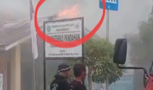 Api Berkobar dari Atap Bangunan Puskemas Pandahan di Tapin Tengah