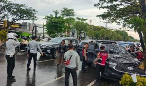 Mobil Tabrak Pohon Depan Lanal Banjarmasin Sebabkan Lalu Lintas Macet