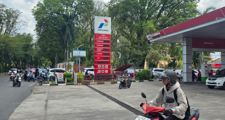 Pengendara Roda 2 dan 4 Serbu SPBU di Banjarmasin Kalimantan Selatan