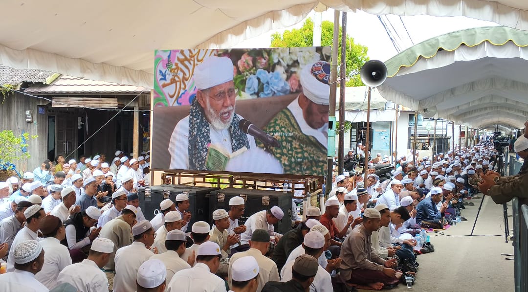 emaah yang memadati sekitar Masjid Jami Tuhfaturraghibin