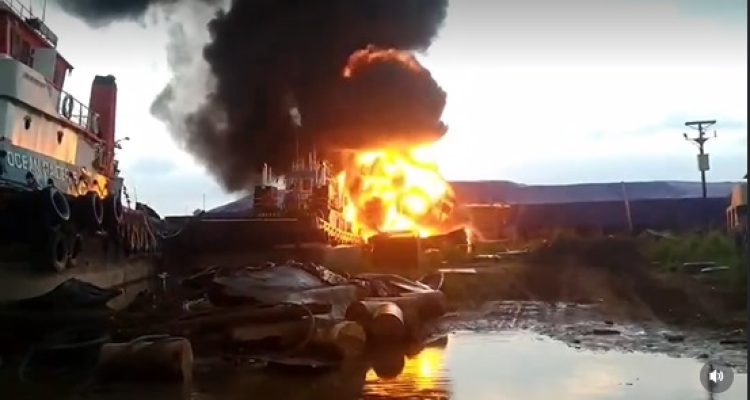 Kebakaran dan Ledakan Terjadi di Kapal Minyak Doking PT NDS Sampit, Api Berkobar hingga Malam