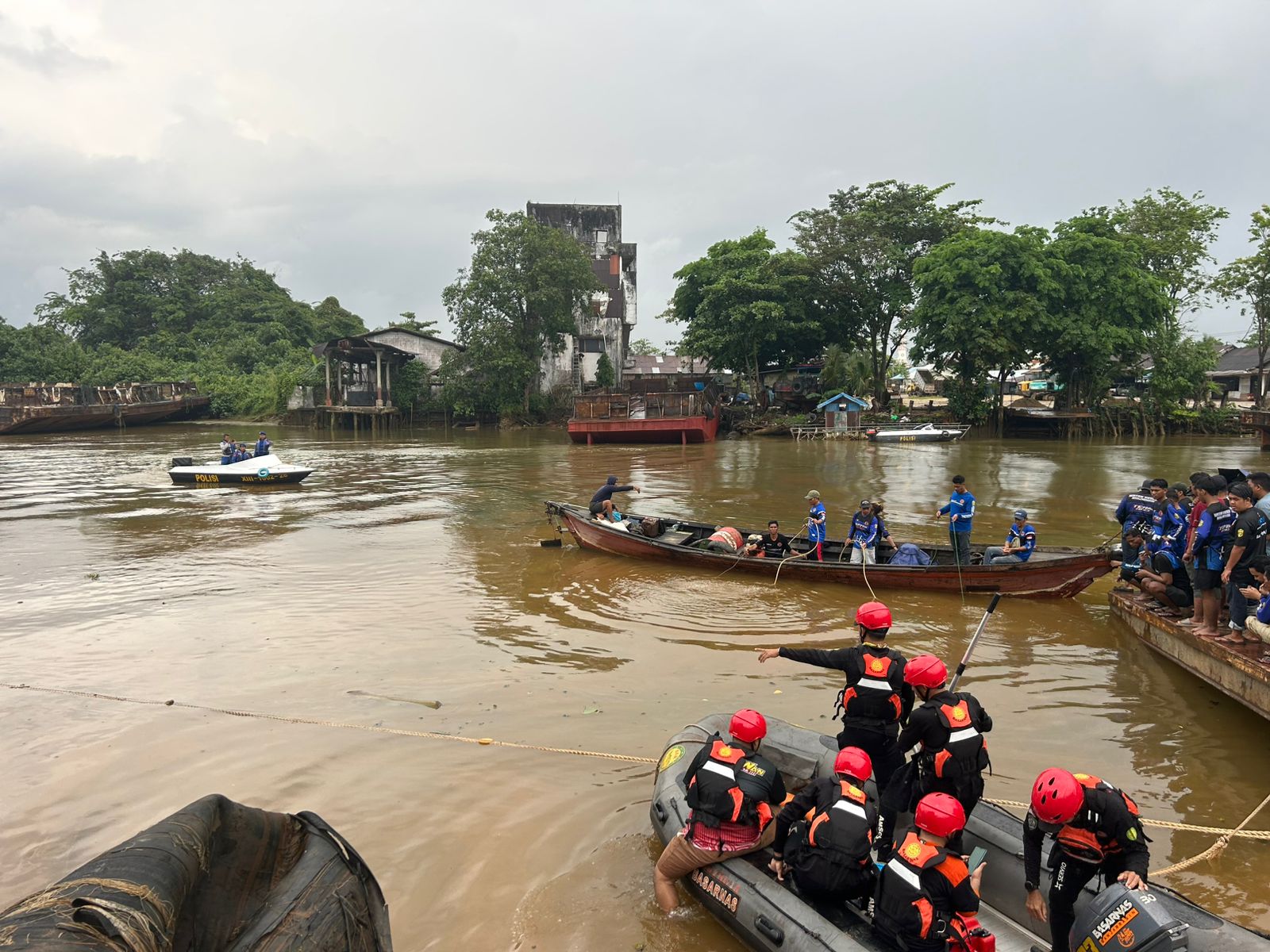 proses pencarian anak yang diduga tenggelam