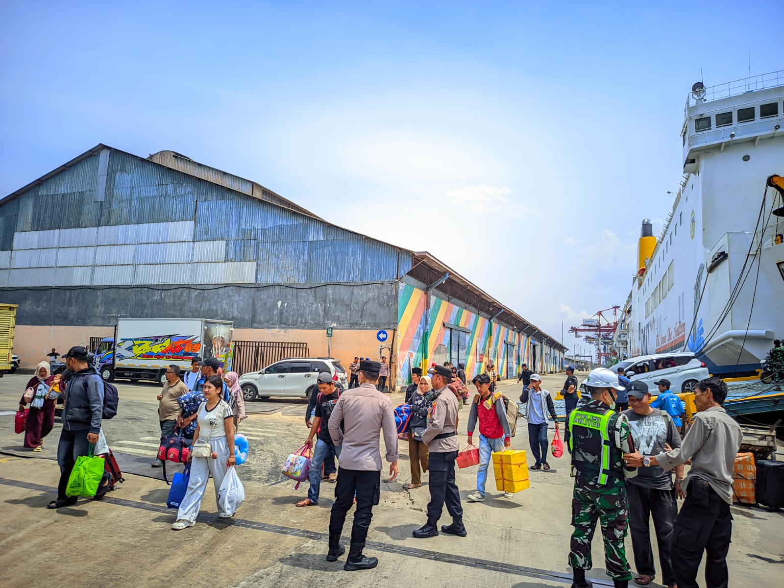 BREAKING NEWS! Arus Balik Lebaran di Pelabuhan Trisakti, Lebih dari Seribu Penumpang Tiba dari Surabaya