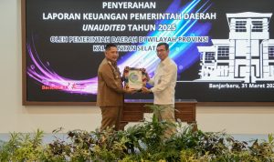 Bupati HST Serahkan LKPD 2025 ke BPK Kalsel, Target Raih Opini Terbaik