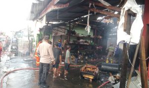 Dua Rumah Warga di Tanjung Tabalong Terbakar, Api Muncul di Atap Rumah Ajai