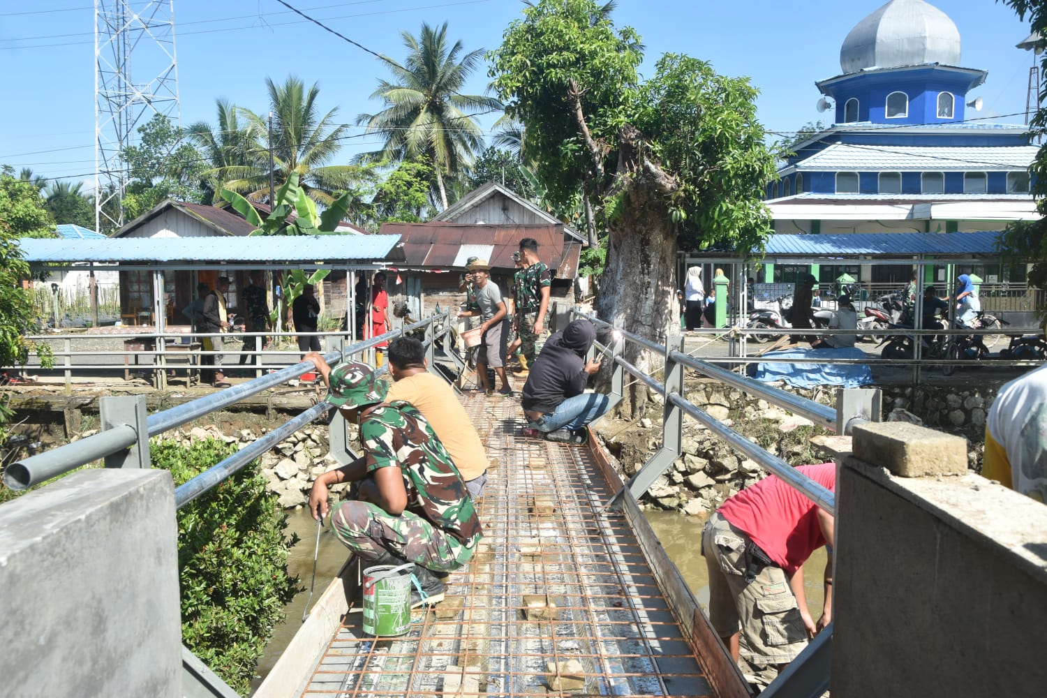 Perbaikan Jembatan Garuda Desa Paya Besar Tinggal 50 Persen Selesai, Kemanunggalan TNI dengan Rakyat