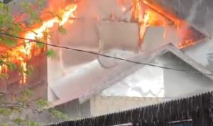 Rumah Tingkat Dua Terbakar di Desa Tatakan Tapin, Warga Teriak Minta Tolong