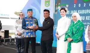 HUT ke-23 Tanah Bumbu: Bupati Andi Rudi Latif &amp; Asty Ananta Serahkan Bibit Tomat Cherry Stevia