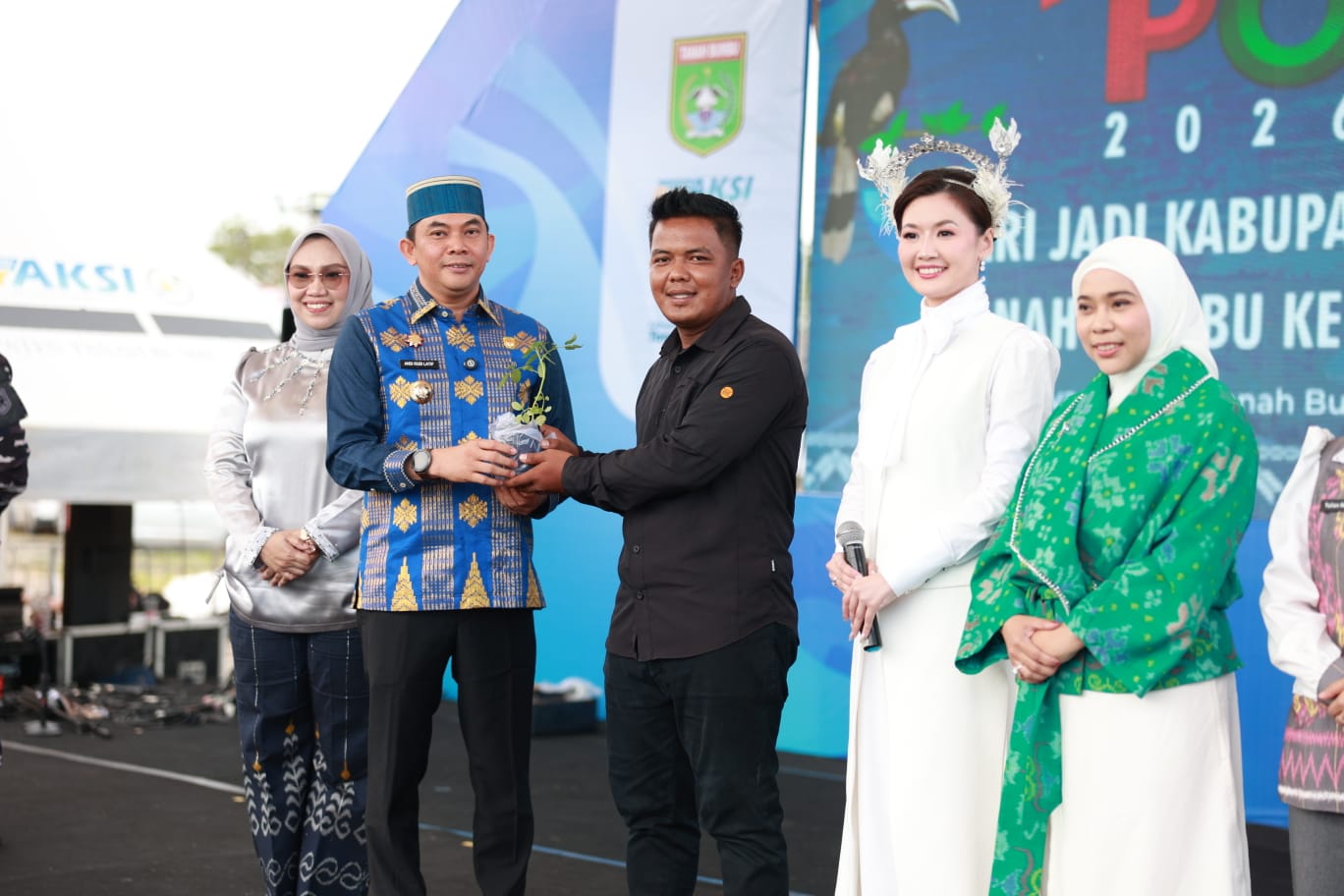 HUT ke-23 Tanah Bumbu: Bupati Andi Rudi Latif &amp; Asty Ananta Serahkan Bibit Tomat Cherry Stevia