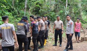 Warga Sungai Harang HST Gotong Royong Bangun Jembatan Merah Putih Bersama Polisi
