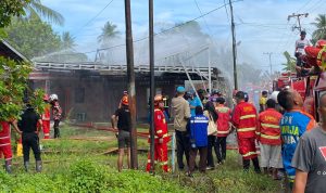 BREAKING NEWS: Kebakaran di Kembang Melur HST, Pemadam Berjibaku Tangani Api