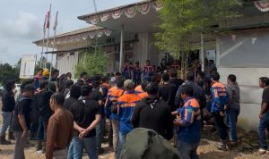 Ratusan Karyawan PT BBP Demo Tuntut Pembayaran Gaji di Tabalong