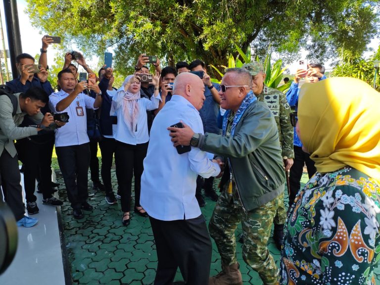 Gubernur Kalsel Sambut Kedatangan Wakasad di Bandara Syamsudin Noor Banjarbaru