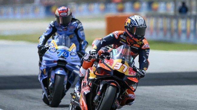 Alex Marquez saat kejar Pedro Acosta di MotoGP Catalunya 2026.