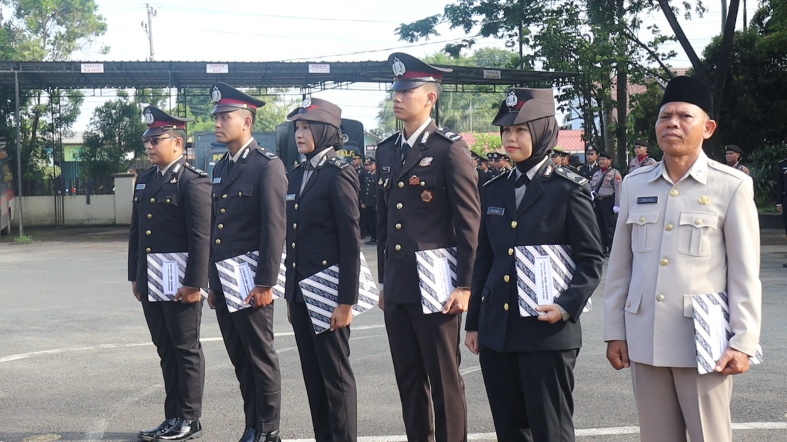Kapolres Tanah Laut Hadiahi Personel Berprestasi Pemegang Aplikasi Vital Polri