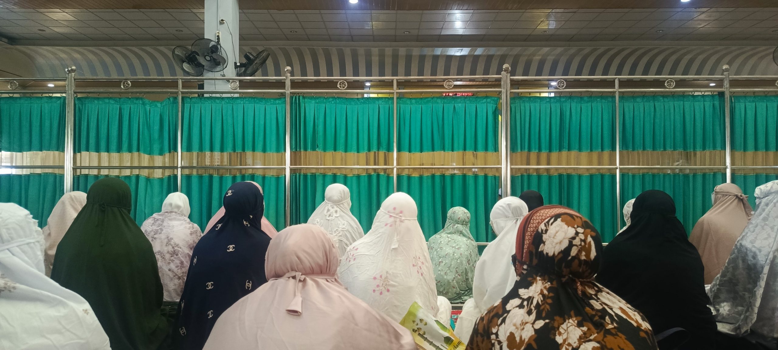 Warga Jalan Golf Banjarbaru Penuhi Masjid Al Muhtadien untuk Sholat Idul Adha