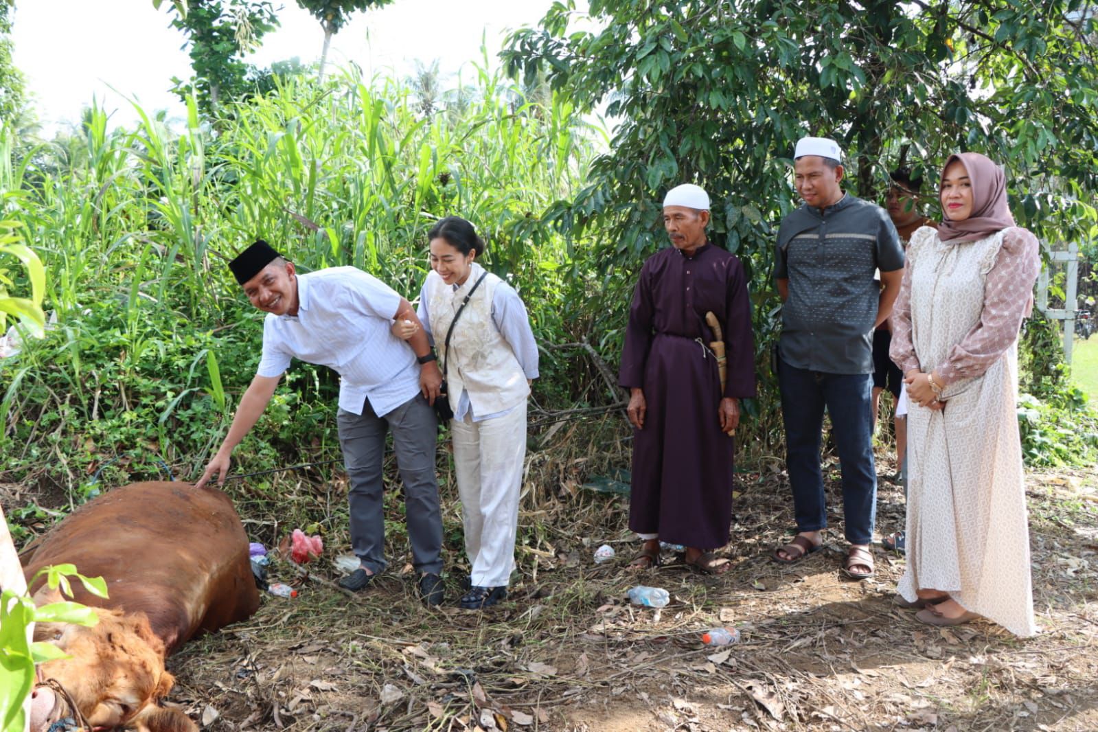 Kapolres HST AKBP Jupri JHP Tampubolon memimpin penyembelihan enam ekor sapi kurban