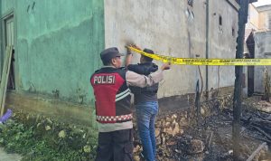 Polisi memasang police line pada rumah bedakan