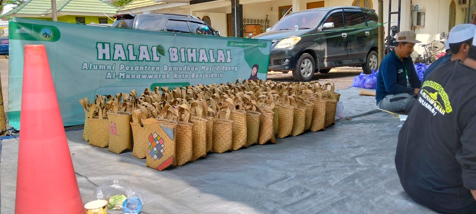 Tanpa Kantong Plastik, Masjid Agung Banjarbaru Bagikan Daging Kurban Gunakan Bakul Purun