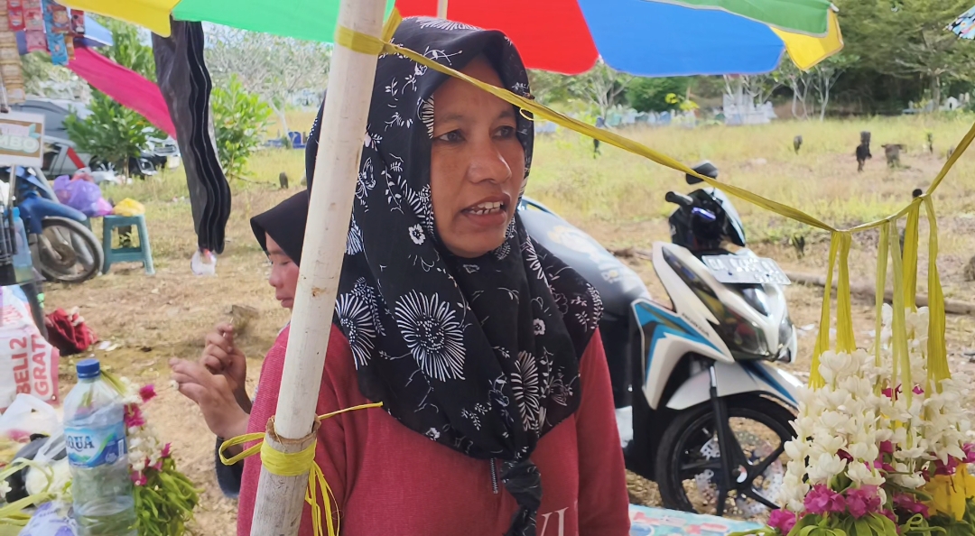 Ramai Peziarah di Makam Ustazah Hasanah, Korban Pembunuhan di Sungai Ulin Banjarbaru, Pedagang Bunga Rampai Kebanjiran Pembeli