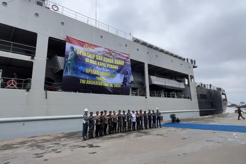 Merapat di Pelabuhan Trisakti, Warga Banjarmasin Bisa Naik Kapal Perang KRI Teluk Kupang 519