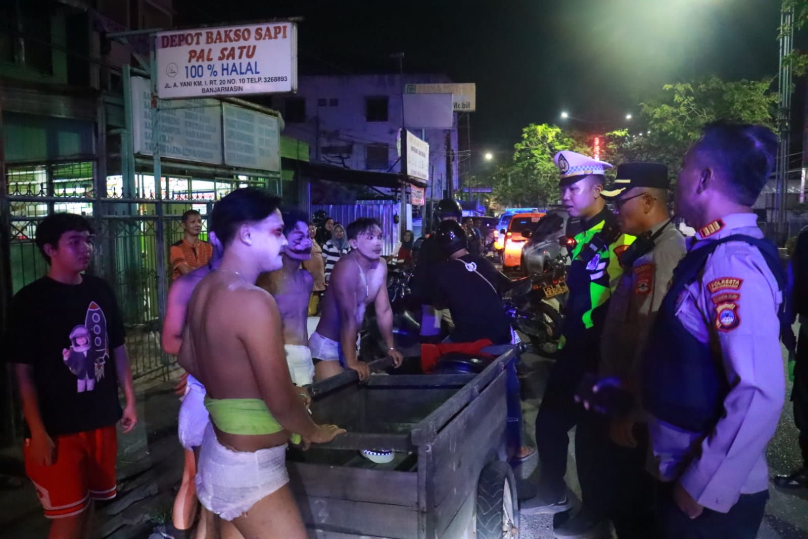 Dapati Sejumlah Pemuda Cosplay Tuyul di Tengah Jalan A. Yani Km. 1, Polresta Banjarmasin Beri Teguran