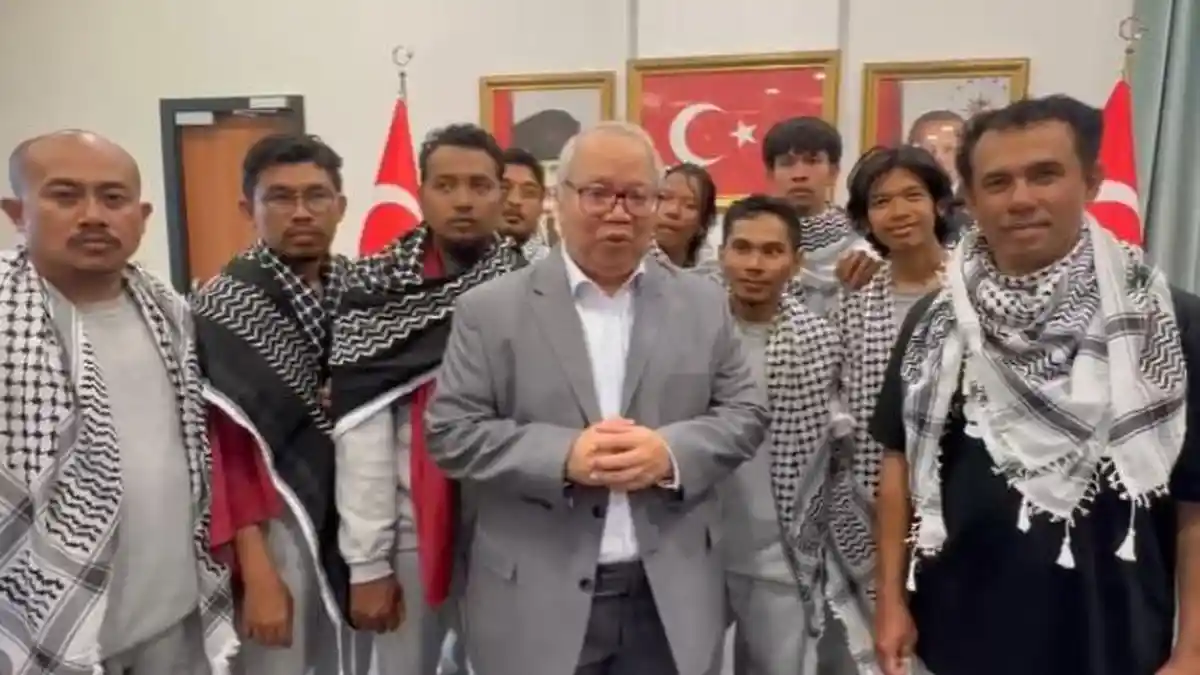 Sebelum Bebas, 9 WNI Ditendang dan Disetrum Militer Israel, Aktivis GSF Kompak Pakai Keffiyeh